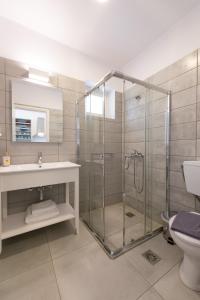 bagno con doccia, lavandino e servizi igienici di ROSE studio ad Apollonía