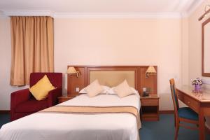 um quarto de hotel com uma cama e uma secretária em Hotel Sentosa em Kuala Belait