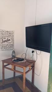 uma televisão sentada numa mesa de madeira numa sala em Vivienda Turística - Casa de Carola em Jardín