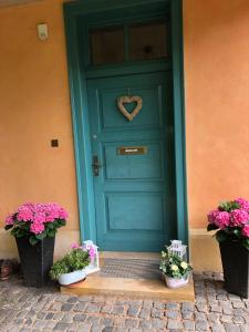 uma porta azul com uma coroa de flores no coração em Ferienhaus Eisenach em Eisenach