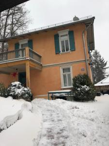 ein schneebedecktes Haus davor in der Unterkunft Ferienhaus Eisenach in Eisenach