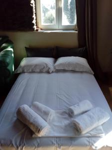 En eller flere senge i et værelse på Summer Sunrise Andros
