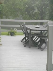 - une table de pique-nique et des chaises sur la terrasse dans l'établissement B&B A l'Ombre du Tilleul, à Aywaille