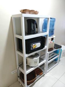 Beach condos at Pico de Loro Cove - Wi-Fi & Netflix, 42-50''TVs with Cignal cable, Uratex beds & pillows, equipped kitchen, balcony, parking - guest registration fee is not included的电视和/或娱乐中心