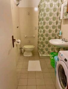 La salle de bains est pourvue de toilettes, d'un lavabo et d'un lave-linge. dans l'établissement Casa Nina, à Lido di Fermo