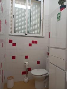 niewielka łazienka z toaletą i oknem w obiekcie Charming Beach Villa Porto Santo w mieście Porto Santo