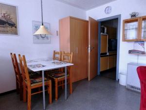 uma cozinha e sala de jantar com mesa e cadeiras em Fewo 91 WHG B 15 in Burhave em Burhave