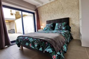 ein Schlafzimmer mit einem großen Bett und einem großen Fenster in der Unterkunft Ti ker 2 SPA in Plourin