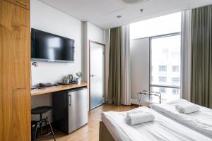 Postel nebo postele na pokoji v ubytování Hiisi Hotel Helsinki Jätkäsaari