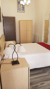 um quarto com uma cama e um candeeiro sobre uma mesa em Apartamentos Las Huertas em Villamiel