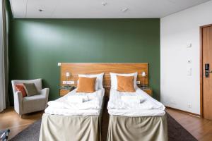 Postel nebo postele na pokoji v ubytování Hiisi Hotel Helsinki Jätkäsaari
