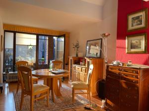 Un comedor con mesa y sillas de madera. en Habitat Himmelgeist, en Düsseldorf