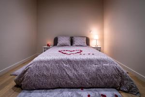 um quarto com uma cama grande e um cobertor em Kechmara hammam&spa em Lille