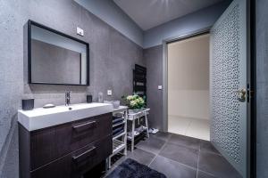 bagno con lavandino e specchio di Kechmara hammam&spa a Lille