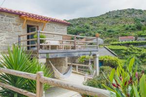 een stenen huis met een trap en een resort bij Casa do Penedo in Viana do Castelo