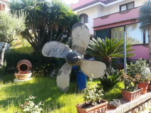 a statue of a propeller in a garden at Villa Captains in Formia