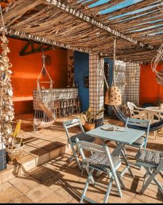 a patio with a table and chairs under a pergola at Bed & Breakfast Casa de Valeria in Barra Nova