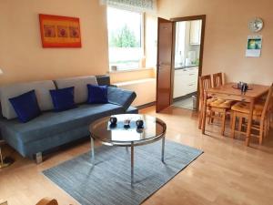 uma sala de estar com um sofá e uma mesa em Fewo 91 WHG B 12 in Burhave em Burhave