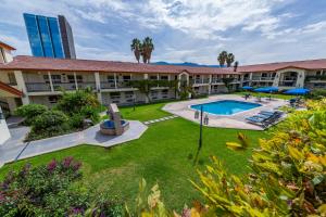 an aerial view of the courtyard of a hotel at Quinta Dorada Hotel & Suites in Saltillo