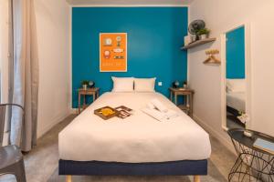 Tempat tidur dalam kamar di Apartments WS Hôtel de Ville - Le Marais