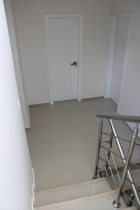 ein weißes Zimmer mit einer Tür und einem Regal darin in der Unterkunft Hermosa Casa Grande De 3 Pisos Barranquilla in Barranquilla