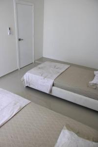 1 dormitorio con 2 camas y espejo en Hermosa Casa Grande De 3 Pisos Barranquilla, en Barranquilla