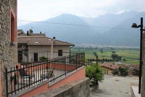 einen Balkon eines Hauses mit Bergblick in der Unterkunft apartment vista legnone in Dubino