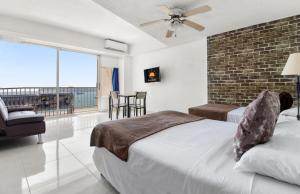 Rúm í herbergi á Suites Torres Gemelas VIP