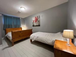 Postel nebo postele na pokoji v ubytování Bear Creek Suite
