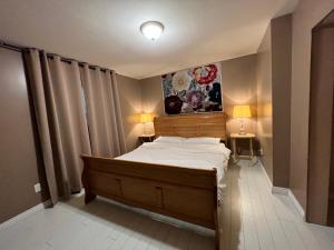 Postel nebo postele na pokoji v ubytování Bear Creek Suite