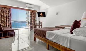 Rúm í herbergi á Suites Torres Gemelas VIP