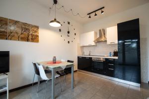 una cocina con mesa y sillas. en Appartamenti Maggiore Parma, en Parma