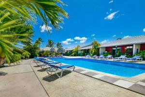 Aruba Blue Village Hotel and Apartments tesisinde veya buraya yakın yüzme havuzu