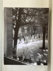 une photo en noir et blanc d'enfants marchant dans une rue dans l'établissement "C'est la Récré" Place de parking privative Centre ville, à Dieppe