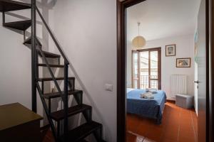 パレルモにあるAttico Sesto Cantoの階段を上がってベッドルーム(ベッド付)へアクセスします。