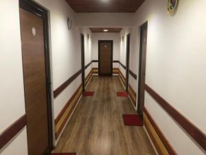 korytarz szpitala z drewnianymi podłogami i drzwiami w obiekcie Tünde Vendégház w mieście Viştea