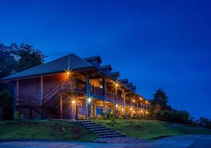 un grand bâtiment avec des lumières allumées la nuit dans l'établissement Hotel Heliconia - Monteverde, à Monteverde Costa Rica