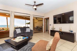 uma sala de estar com vista para o oceano em Sonoran Sun Ground Floor - 104-W em Puerto Peñasco