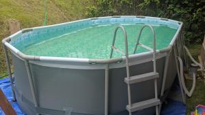 ein Pool mit zwei Stufen in der Unterkunft Casa ao lado da cervejaria 3 Santas no Caravaggio in Santa Teresa