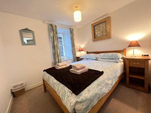 a bedroom with a bed with two towels on it at Quaint, cosy bolt hole in Cellardyke in Cellardyke