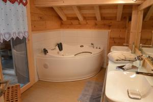 Ванная комната в Chalet de la Royotte - Sauna & SPA +18 фотографий