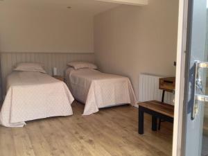 sypialnia z 2 łóżkami i drewnianą podłogą w obiekcie Bond End Road Annex Upton St Leonards - Ideal for Cheltenham Races w mieście Matson