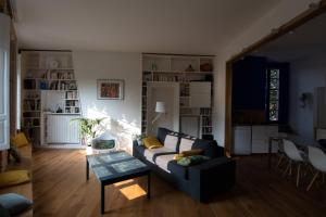 uma sala de estar com um sofá e uma mesa em Appartement Belfort - Centre - Métro - 6 pers em Toulouse