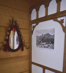 ein Spiegel an einer Wand neben einer Tür in der Unterkunft Domek Góralski POD LASEM in Witów