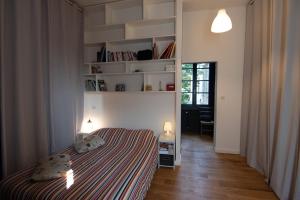 um quarto com uma cama e uma estante de livros em Appartement Belfort - Centre - Métro - 6 pers em Toulouse