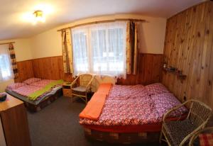 Chata u Medvědína tesisinde bir odada yatak veya yataklar