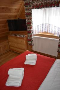 A bed or beds in a room at Domek Góralski POD LASEM