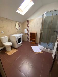 une salle de bains avec douche, toilettes et lavabo dans l'établissement Hasienda, à Râșnov 41 autres photos