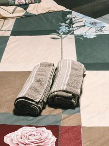 duas toalhas estão sentadas em cima de uma cama em STUDIO Ponta Verde em Maceió