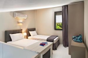 מיטה או מיטות בחדר ב-Apartments Sani Woods, Sani